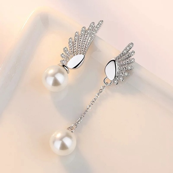 🌟 Sterling Silver Asymmetrical Wings Earrings - Picture 5 of 6